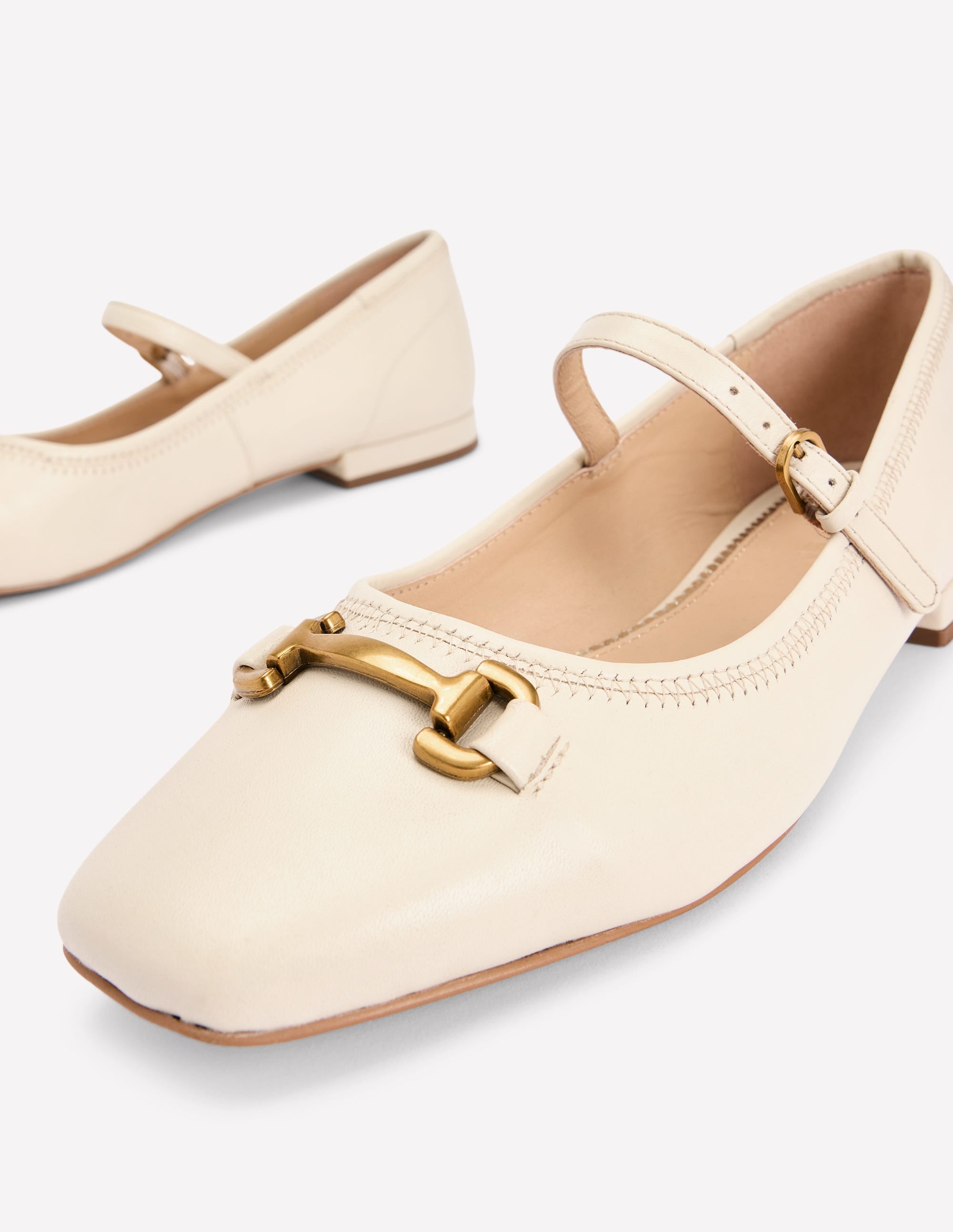 Flache Mary Janes mit Trensendetail-Ekru - Image 3