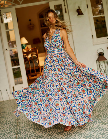 Serena Maxikleid aus Baumwolle zum Binden-Leuchtendes Blau, Botanic Blush-Motiv