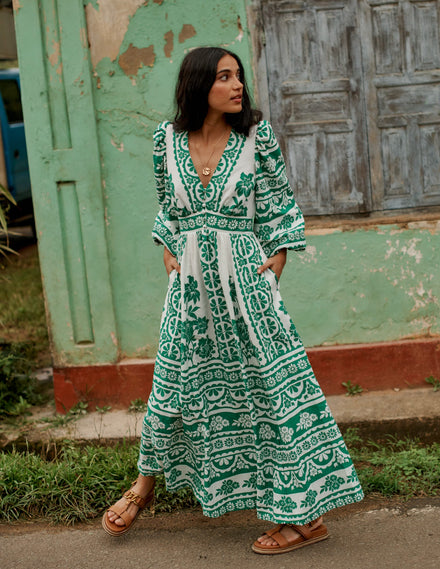 Robe longue Lola à manches blousantes-Émeraude profond, motif Ornate Tropics
