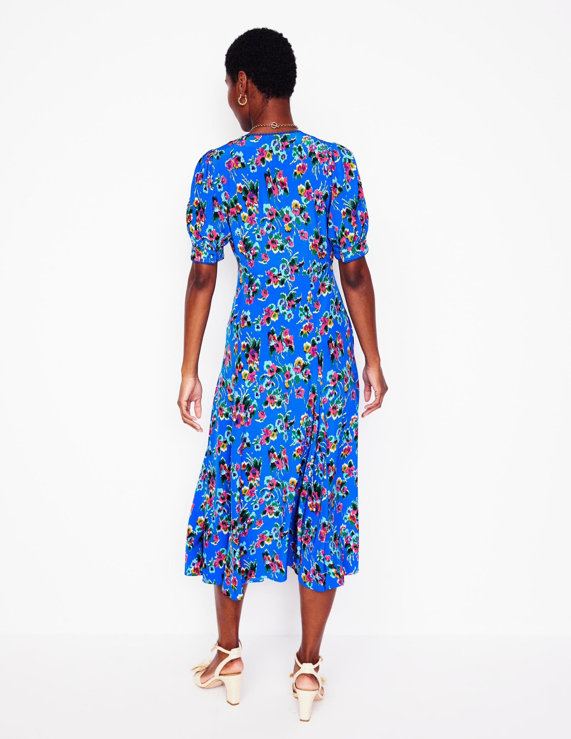 Rosie Teekleid mit Godetrock-Galerie-Blau, Abstrakter kleiner Blumenstrauß - Image 3