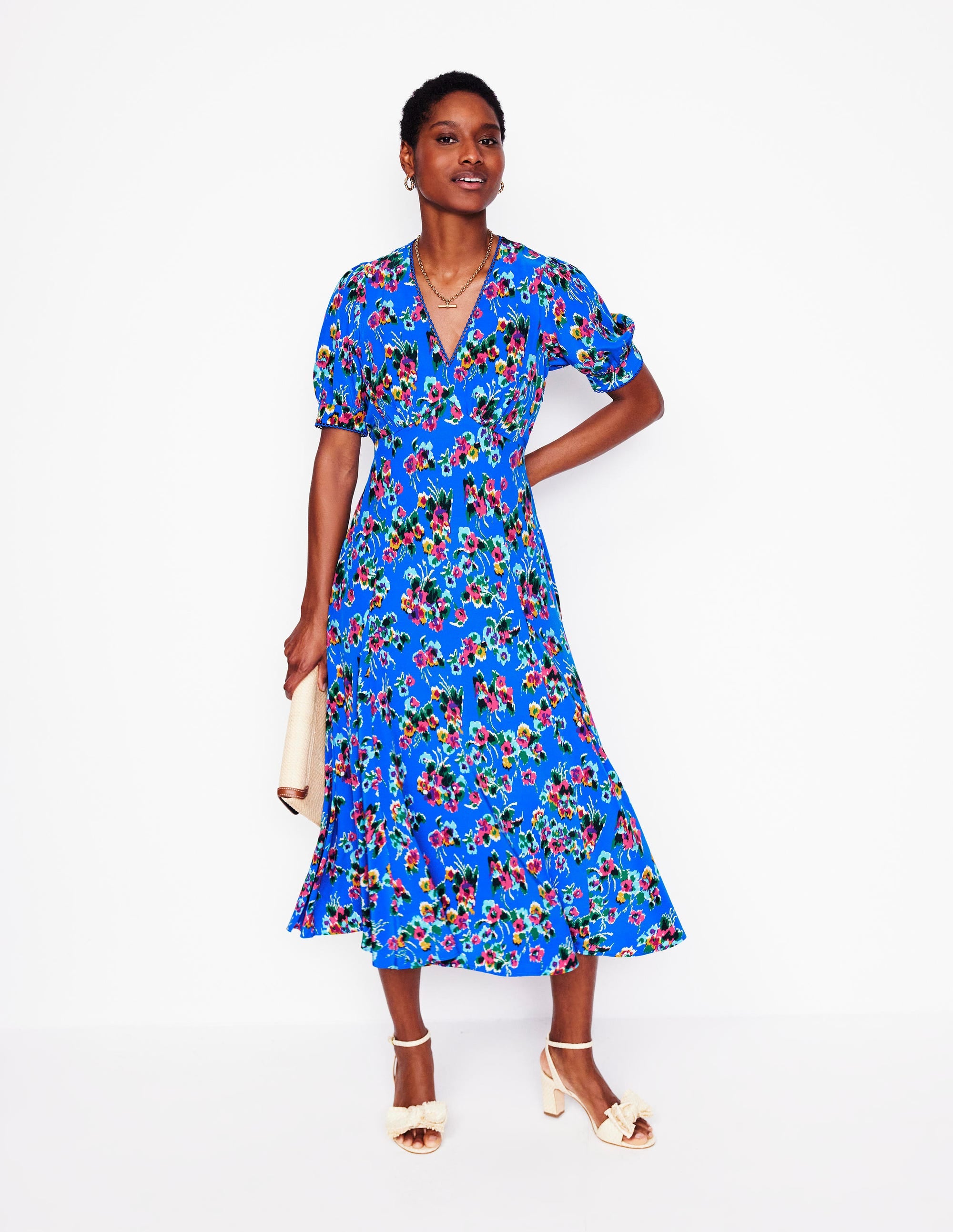 Rosie Teekleid mit Godetrock-Galerie-Blau, Abstrakter kleiner Blumenstrauß - Image 4
