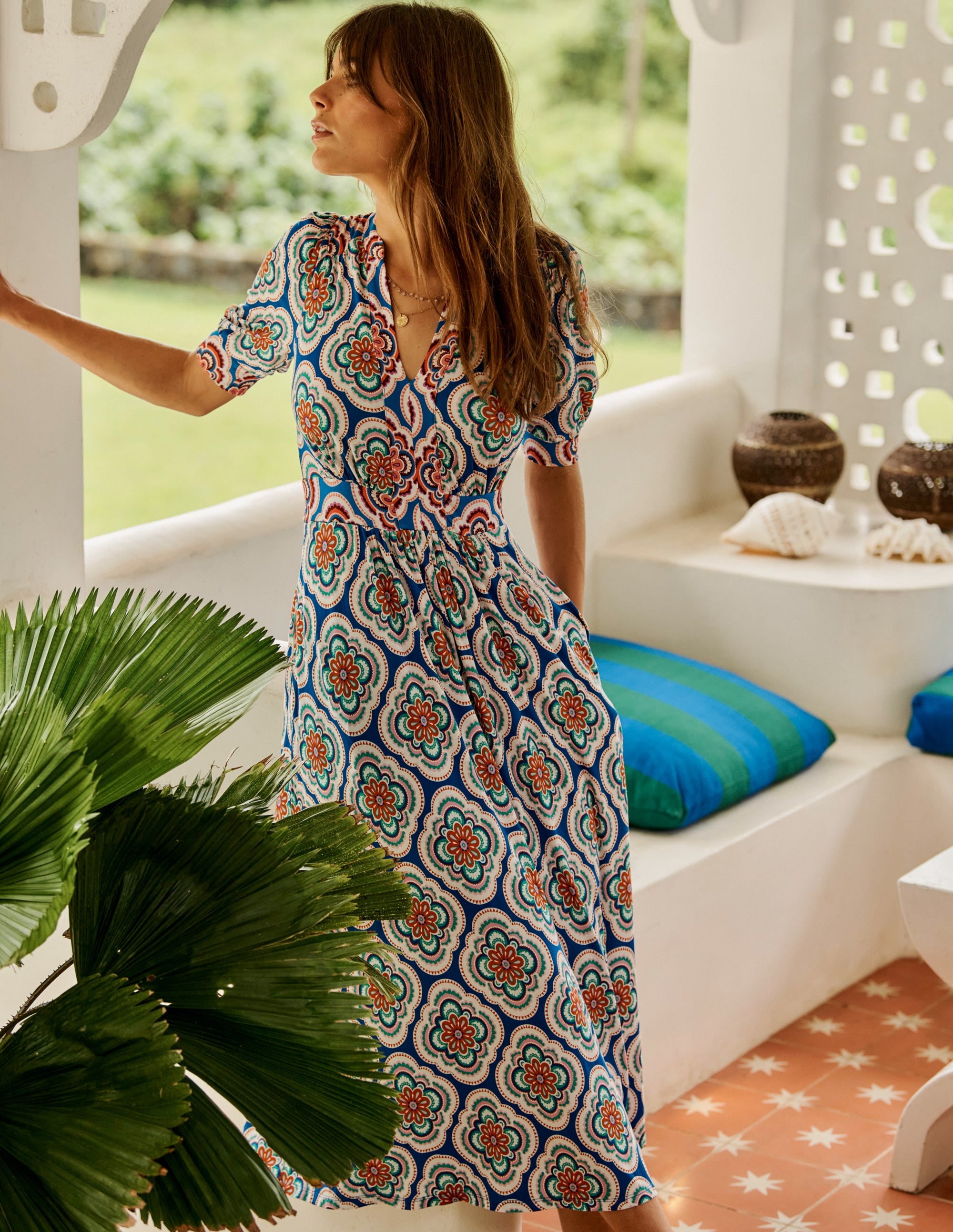 Lily Midi-Teekleid aus Jersey-Leuchtendes Blau, Botanic Blush-Motiv - Image 5