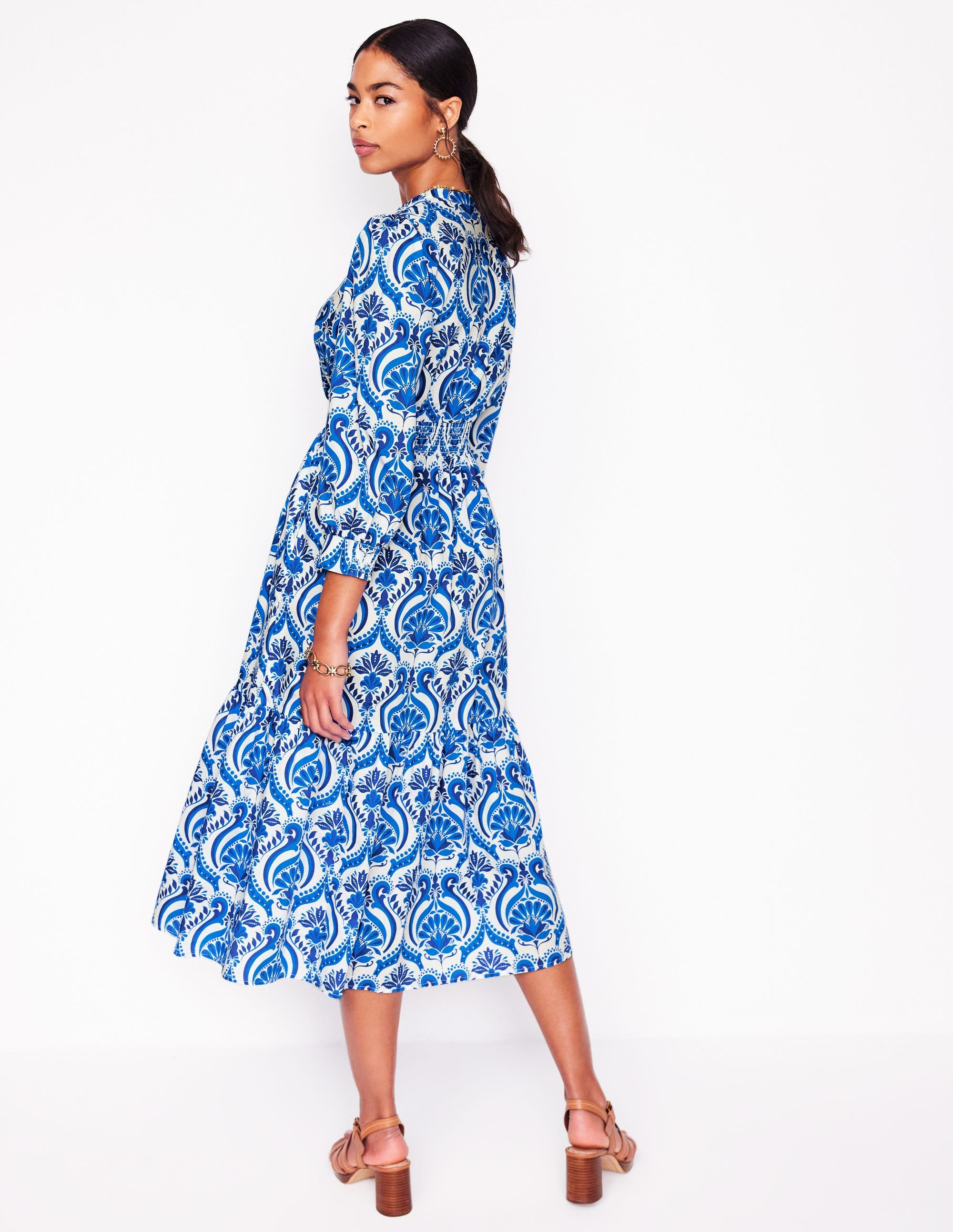 Elena Gestuftes Midikleid aus Baumwolle-Blau, Blumenmuster mit Ornamenten - Image 3