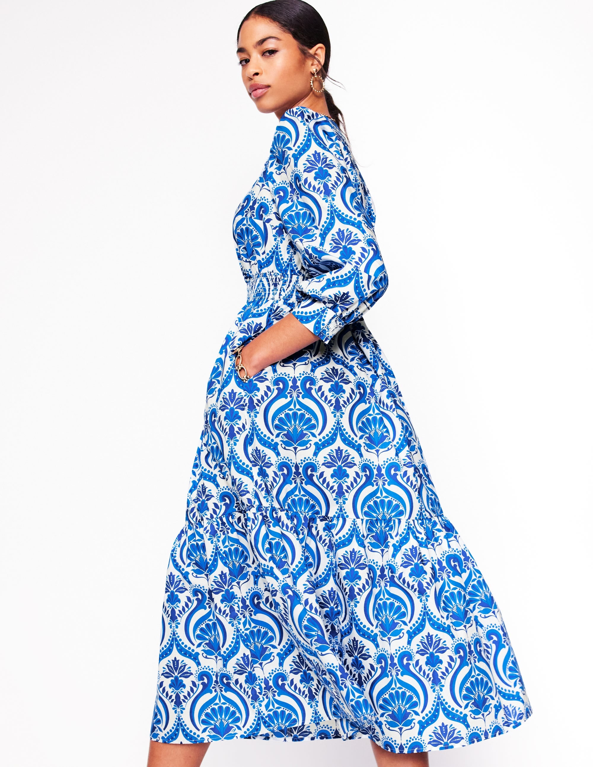 Elena Gestuftes Midikleid aus Baumwolle-Blau, Blumenmuster mit Ornamenten - Image 4