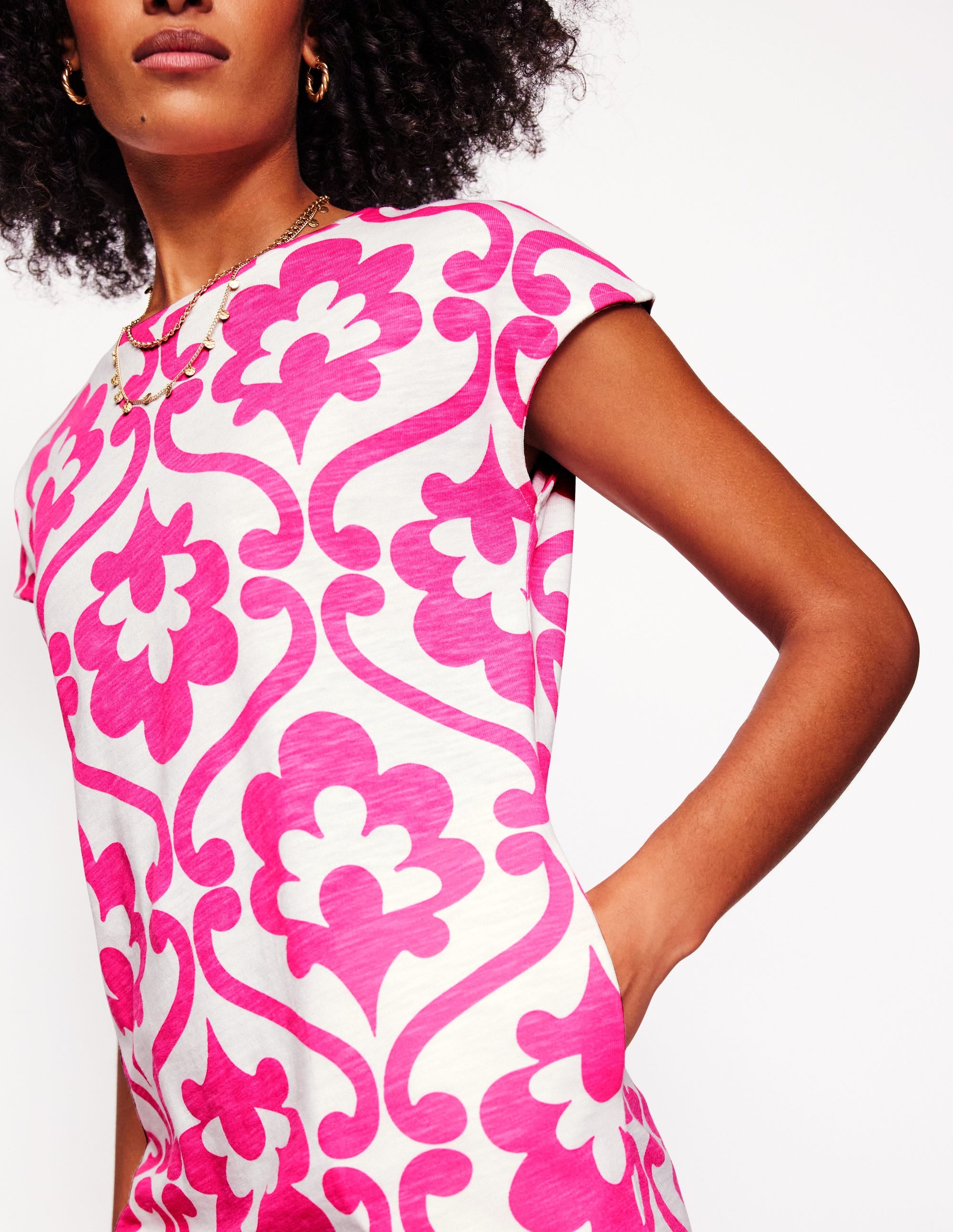 Leah T-Shirt-Kleid aus Jersey-Karminrosa, Efeu-Spalier - Image 3