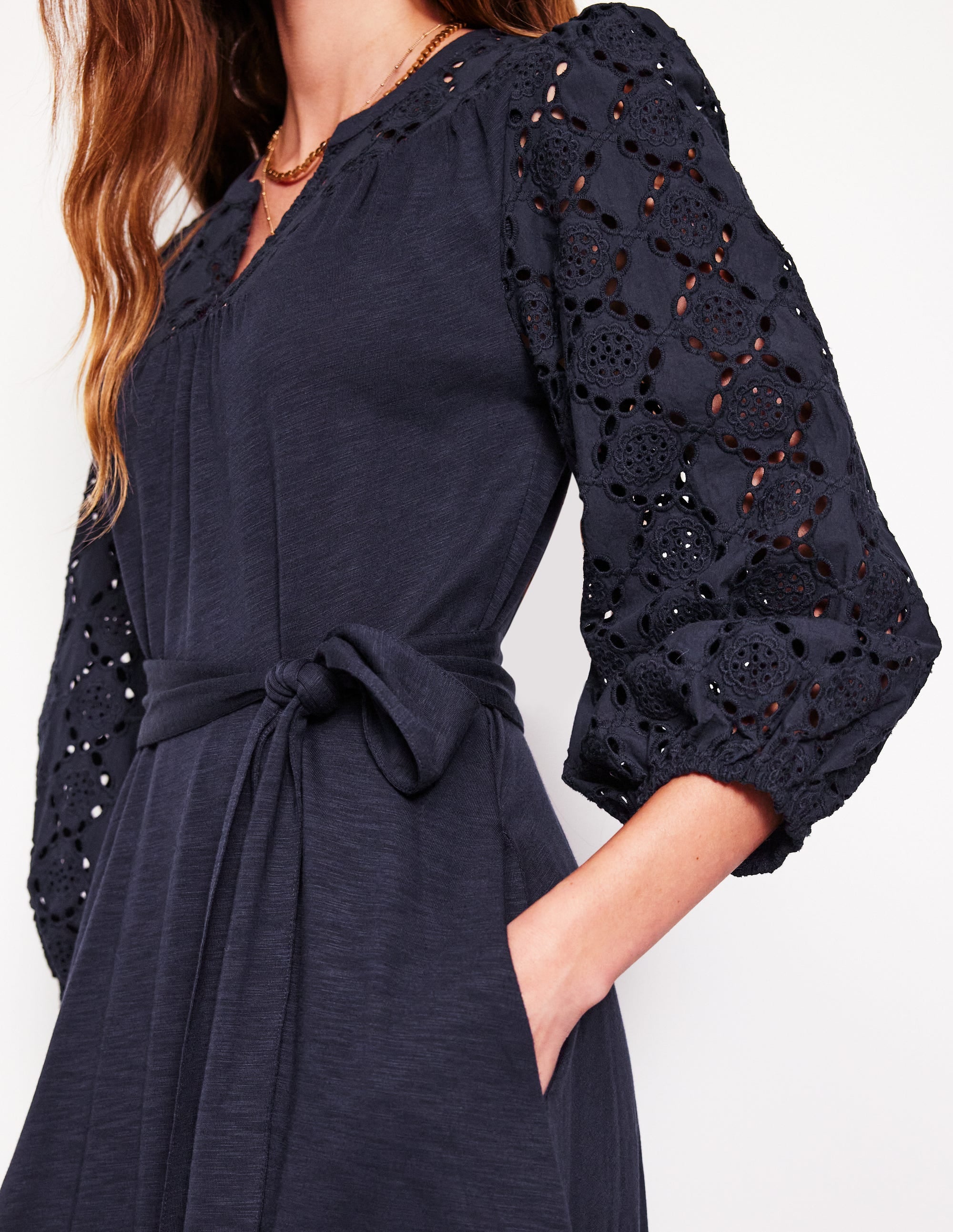Eden Jerseykleid mit Lochstickerei-Marineblaue - Image 2