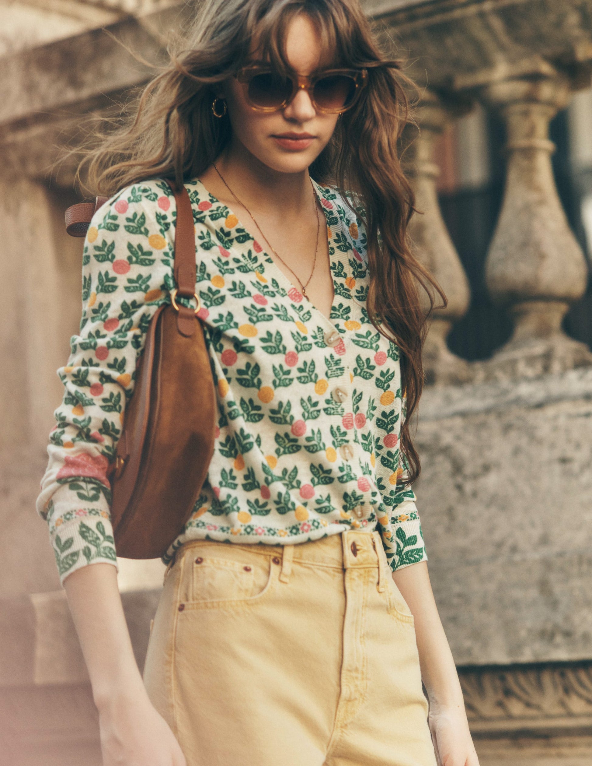 Liv Strickjacke aus Leinen mit V-Ausschnitt-Warmes Naturweiß, Dahliengarten-5