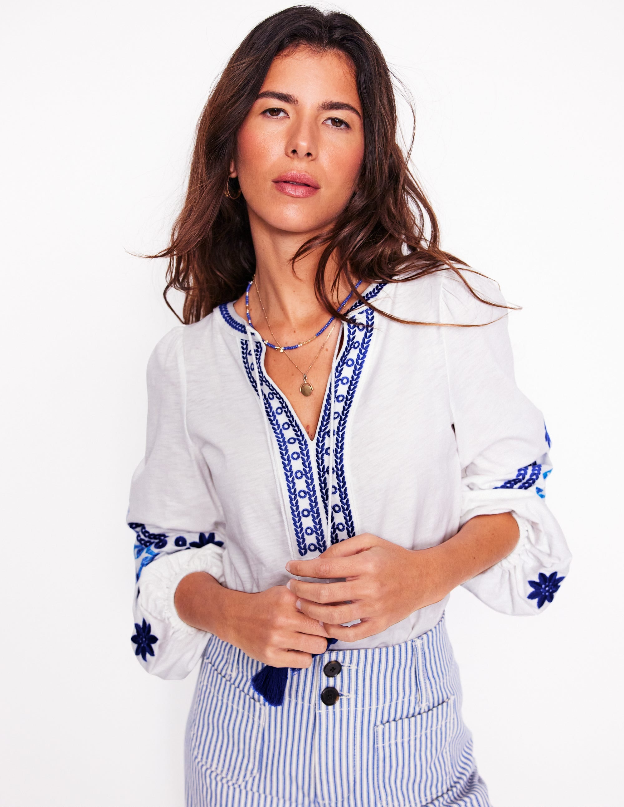 Top brodé Nia-Blanc, bleu - Image 3