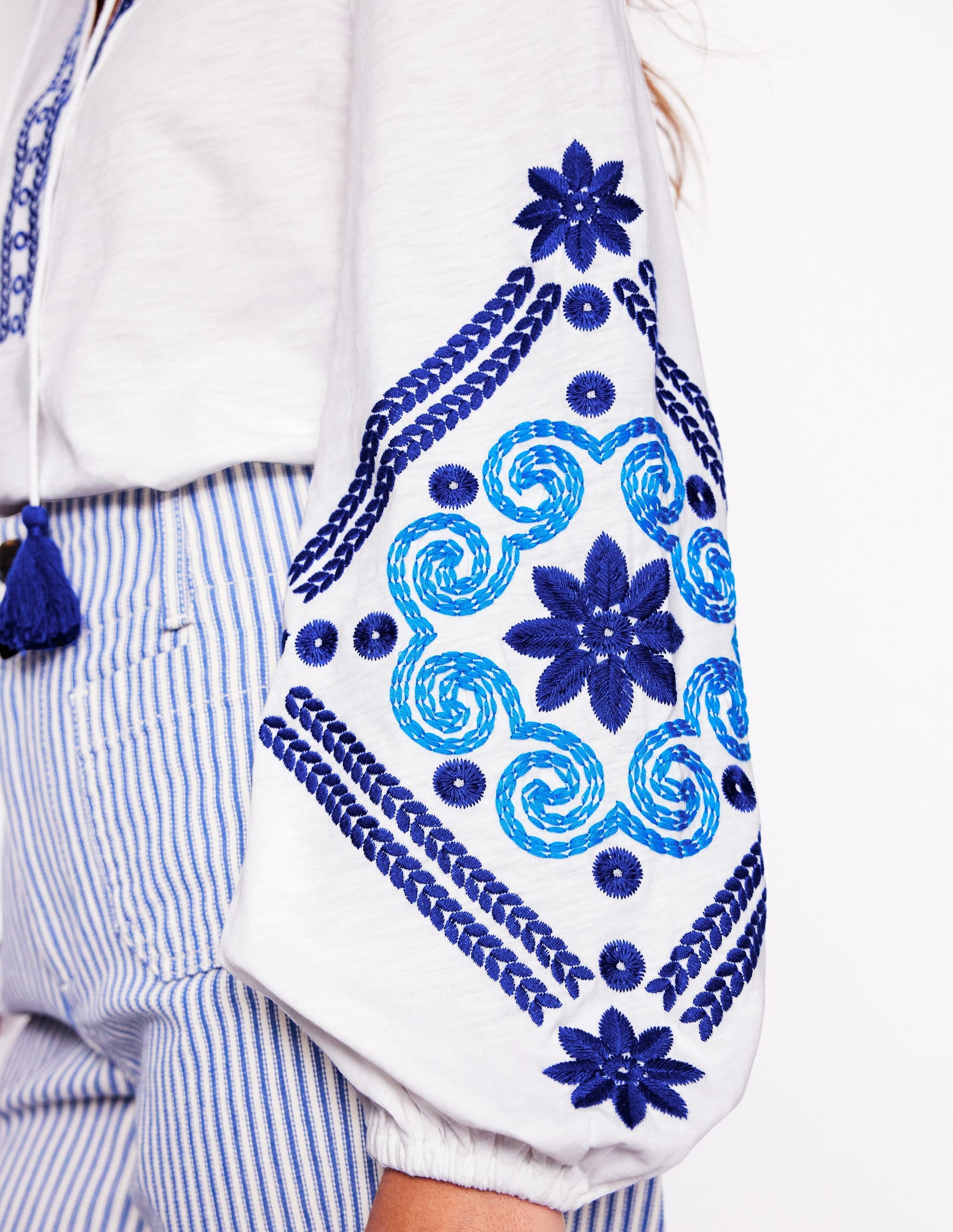 Top brodé Nia-Blanc, bleu - Image 5