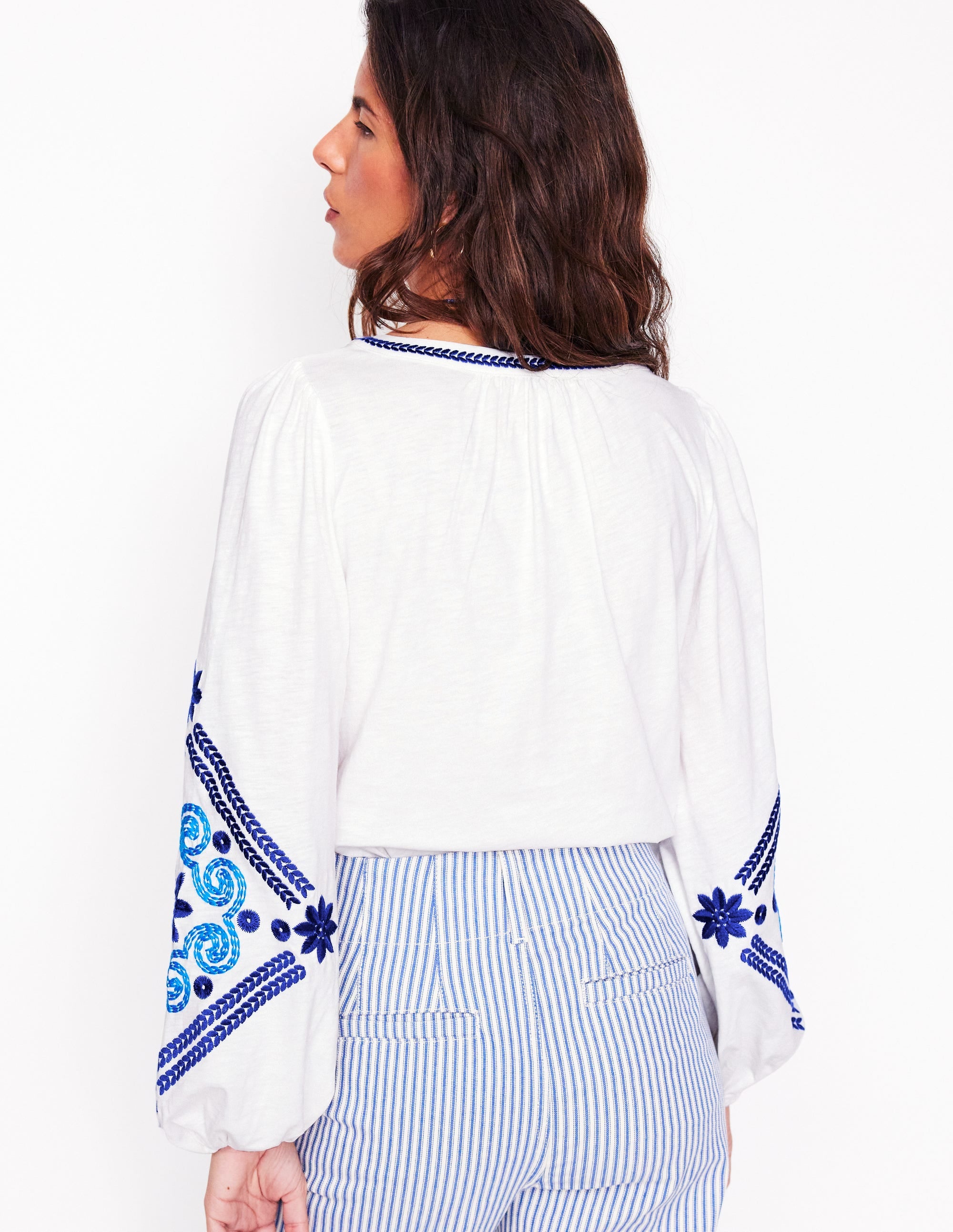 Top brodé Nia-Blanc, bleu - Image 6
