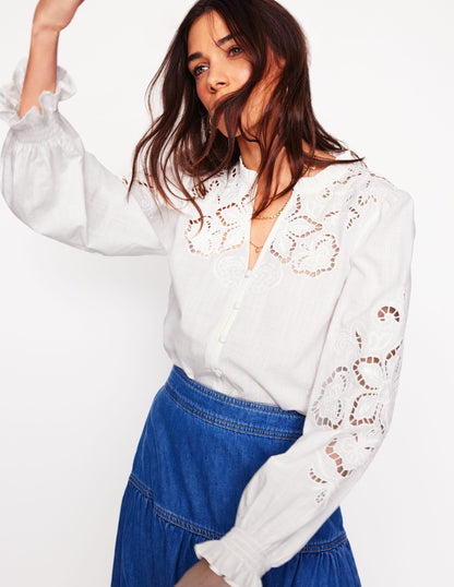 Bluse mit Cutwork-Stickerei-Weiß