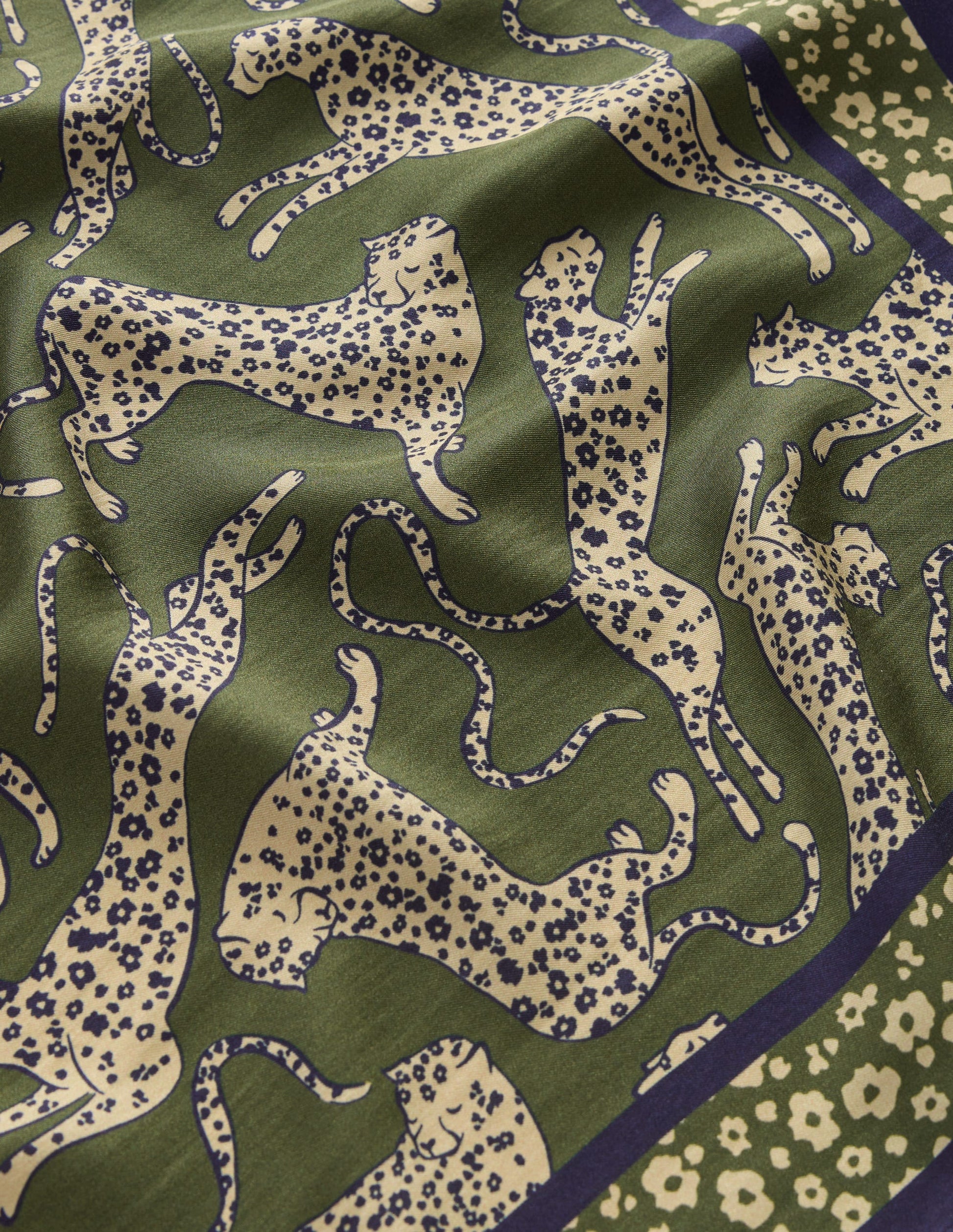 Quadratischer Seidenschal-Springender Leopard-3