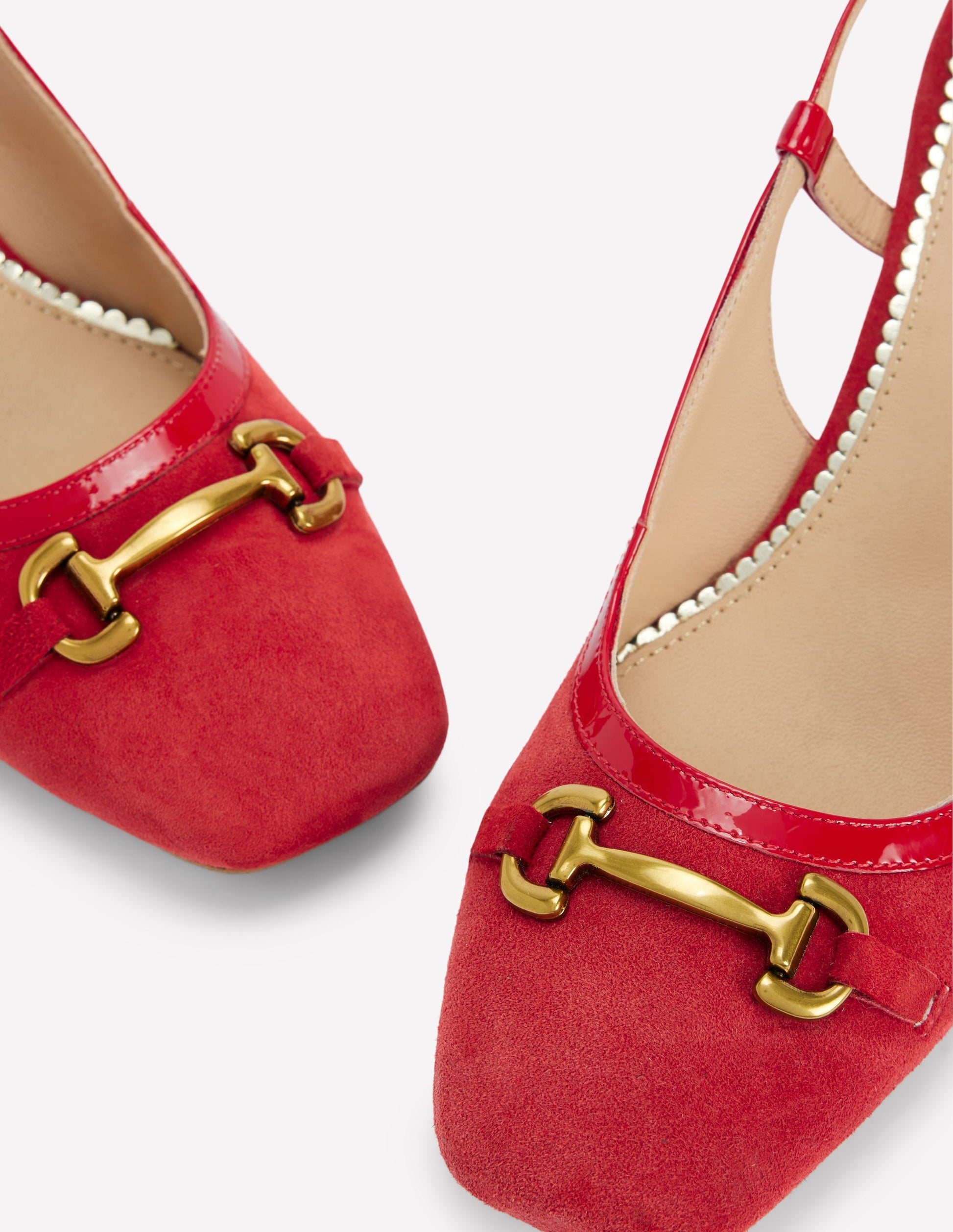 Iris Absatzschuhe mit Trensendetail und Fersenriemen-Briefkastenrot-4