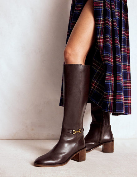 Iris Stiefel mit Absatz und Trensendetail-Schoko