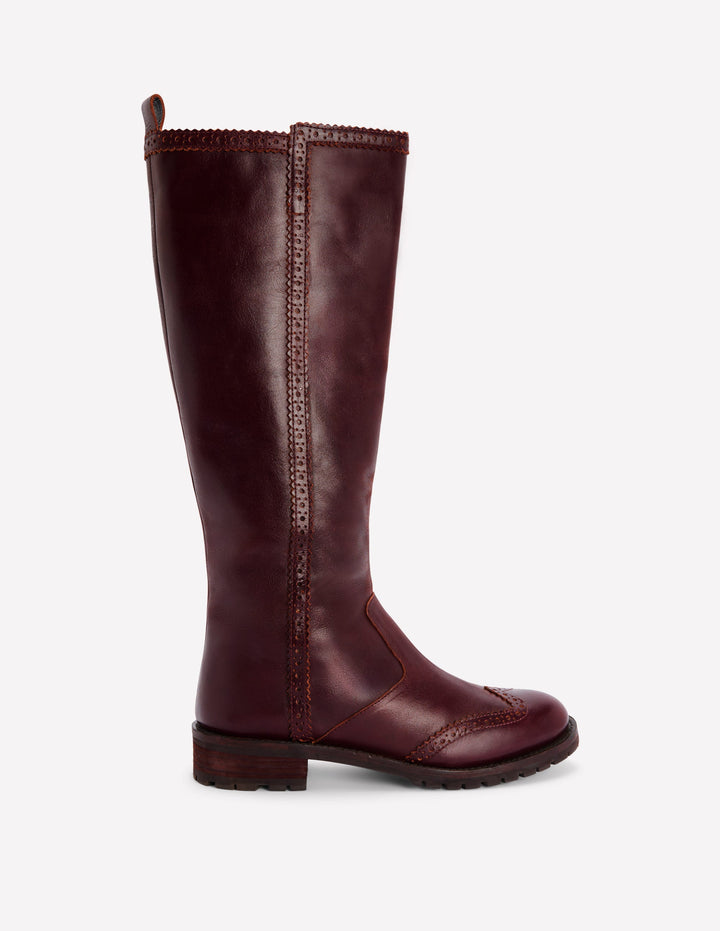 Kniehohe Stiefel mit Budapester-Details-Oxblood
