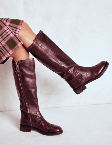 Kniehohe Stiefel mit Budapester-Details-Oxblood