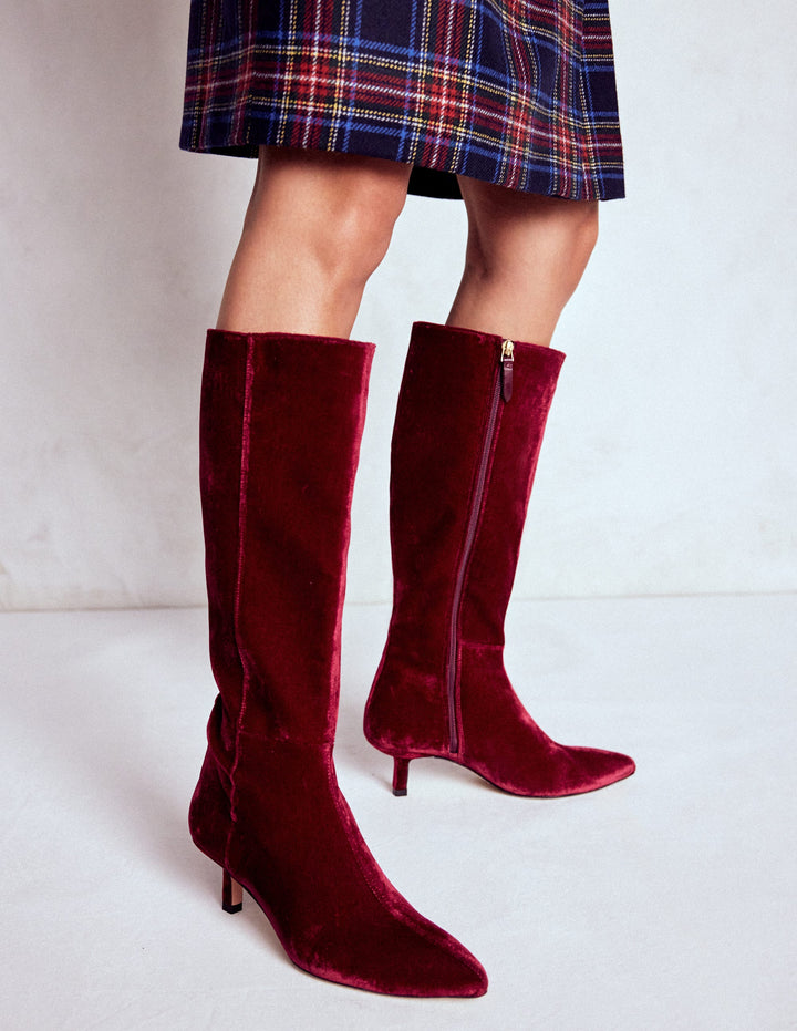 Kniehohe Stiefel mit Kitten-Absatz-Rubinrot
