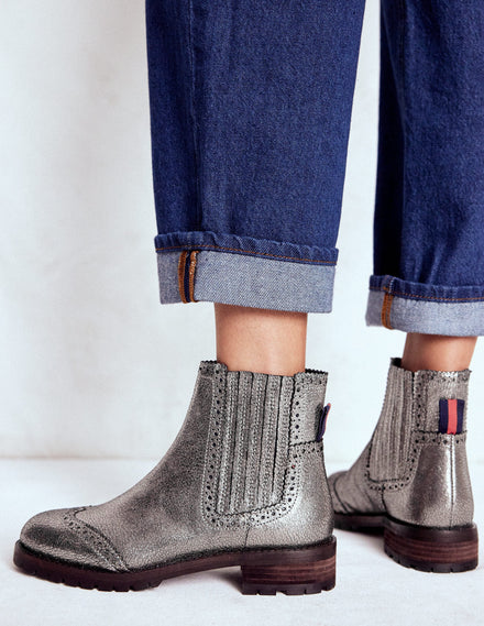 Chelsea-Stiefel mit Budapester-Details-Silber