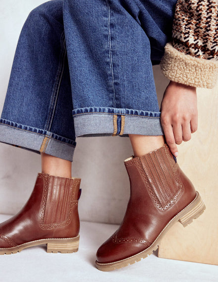 Chelsea-Stiefel mit Budapester-Details-Hellbraun
