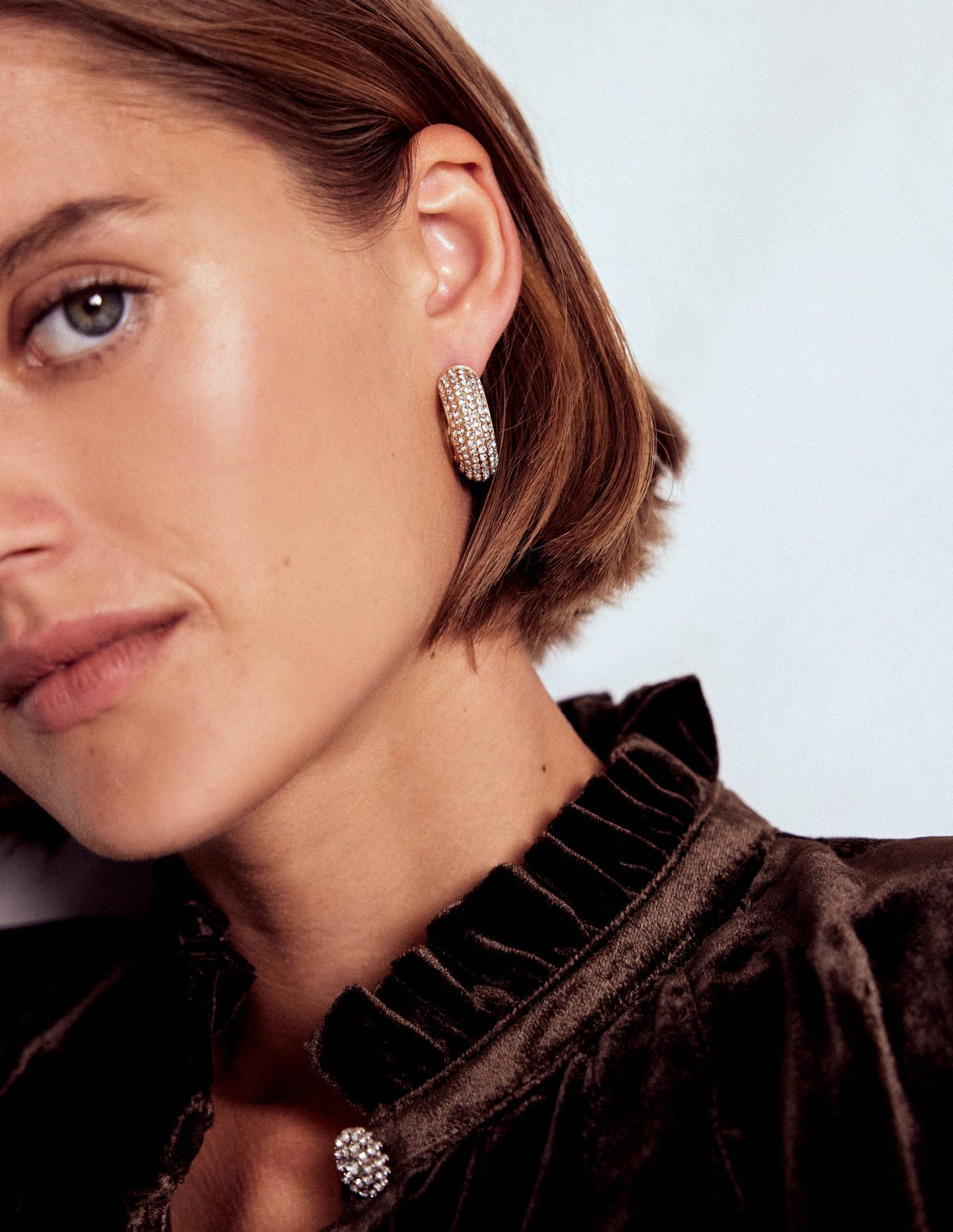 Glitzernde Pavé-Creolen-Silber