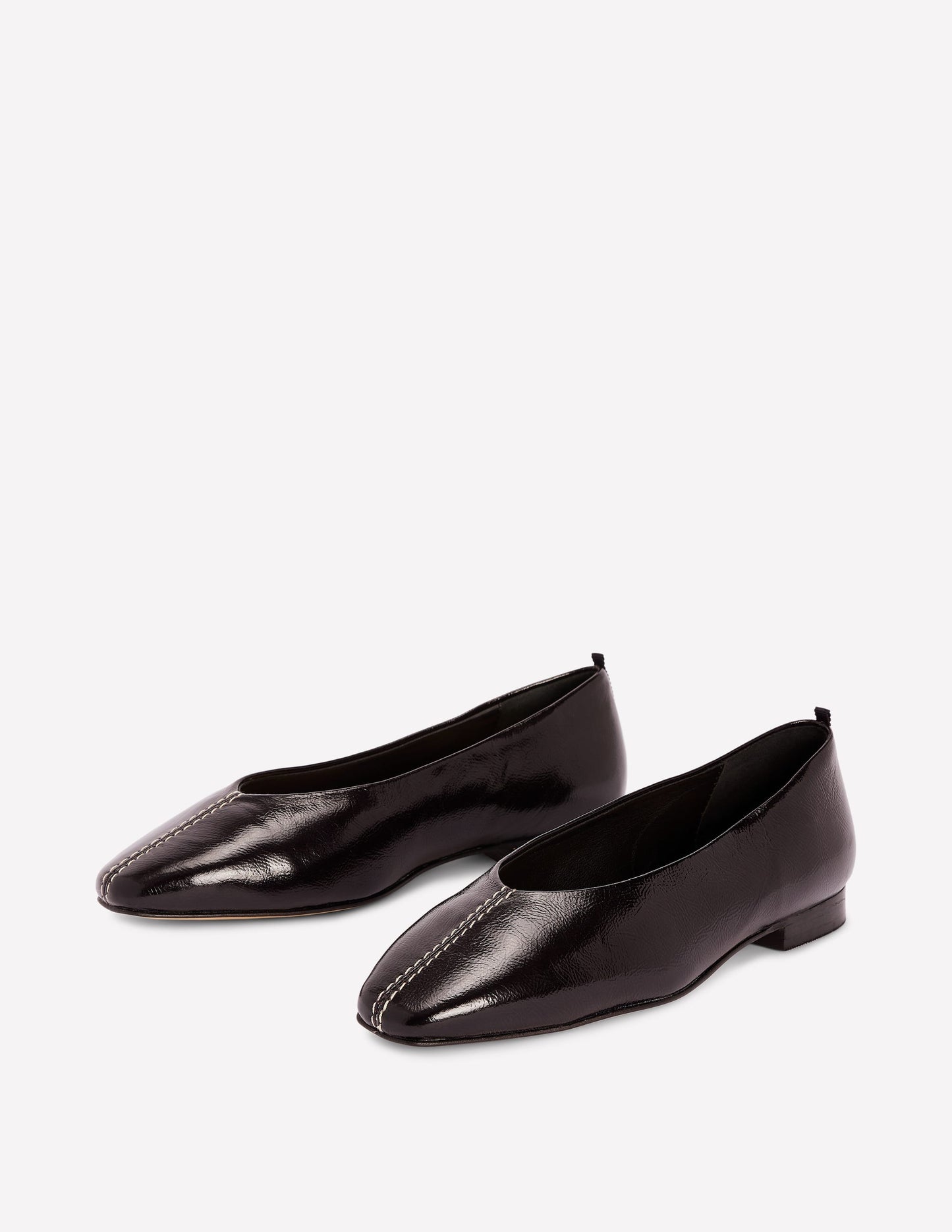 Weit ausgeschnittene, flache Schuhe mit Ziernaht-Oxblood