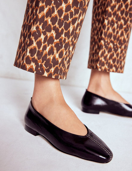 Weit ausgeschnittene, flache Schuhe mit Ziernaht-Oxblood
