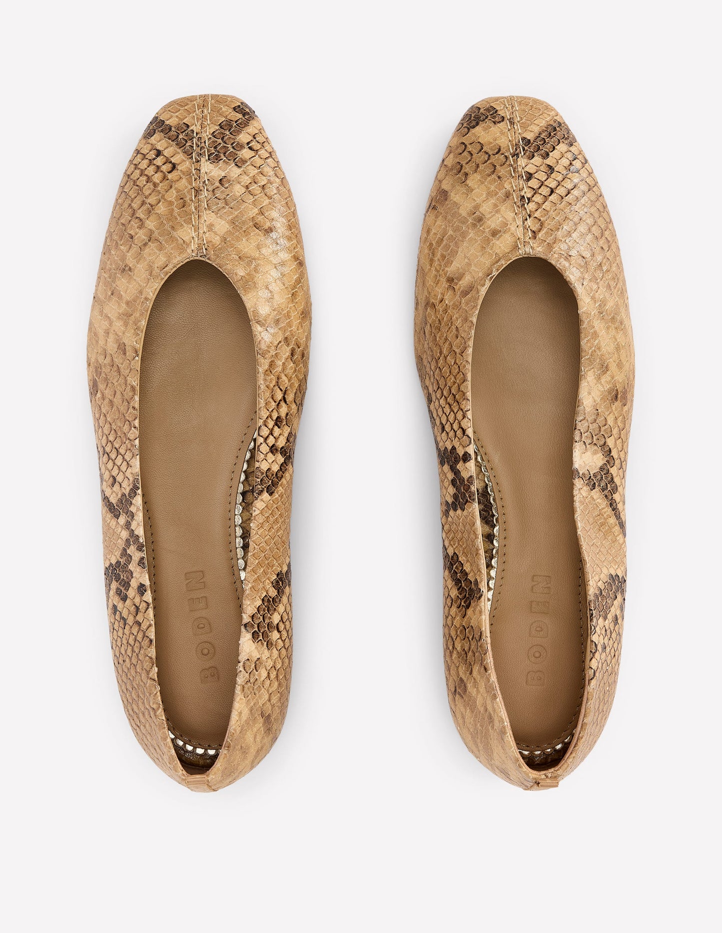 Weit ausgeschnittene, flache Schuhe mit Ziernaht-Beige