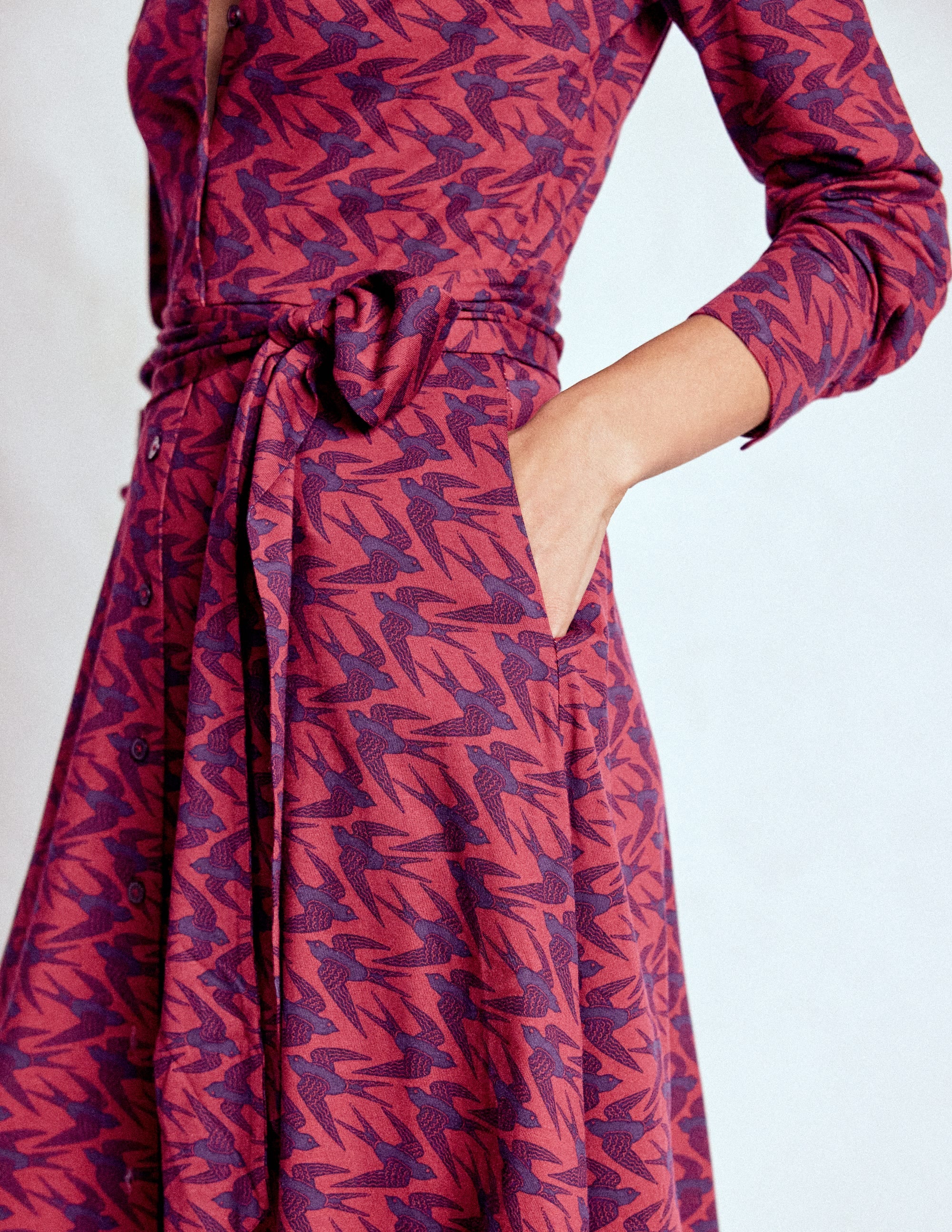Robe-chemise Marcia en jersey-Rouge bordeaux, motif Swooping Swallow - Image 2