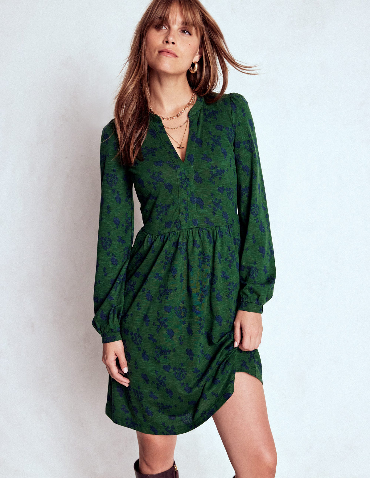 Naomi Lockeres Jerseykleid-Dunkelgrün, Zarte Wiesenblumen - Image 1