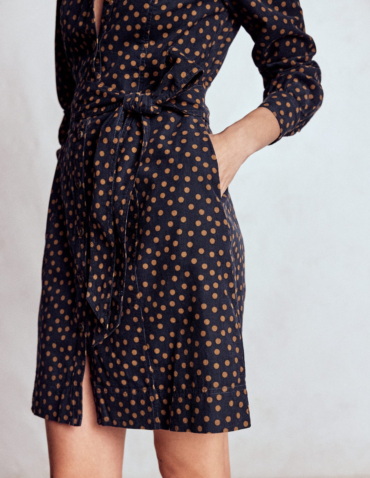 Bre Kurzes Cordkleid-Französisches Marineblau, Gemalte Tupfen
