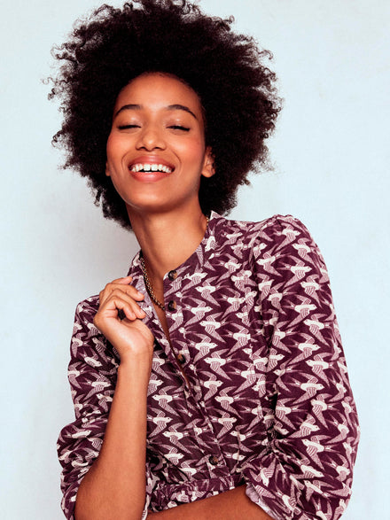 Robe courte Bre en velours côtelé-Cerise foncée, motif Swooping Swallow