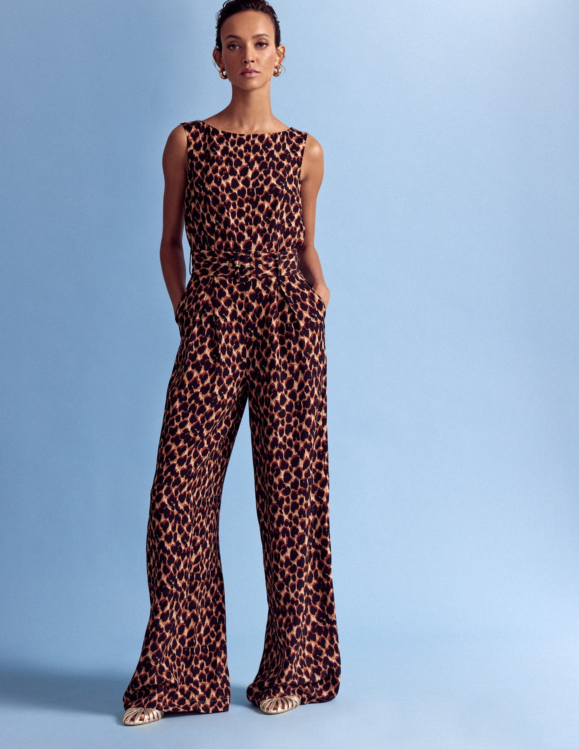 Gwen Jumpsuit mit U-Boot-Ausschnitt-Sand, Abstraktes Leopardenmuster-1