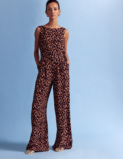 Gwen Jumpsuit mit U-Boot-Ausschnitt-Sand, Abstraktes Leopardenmuster-1