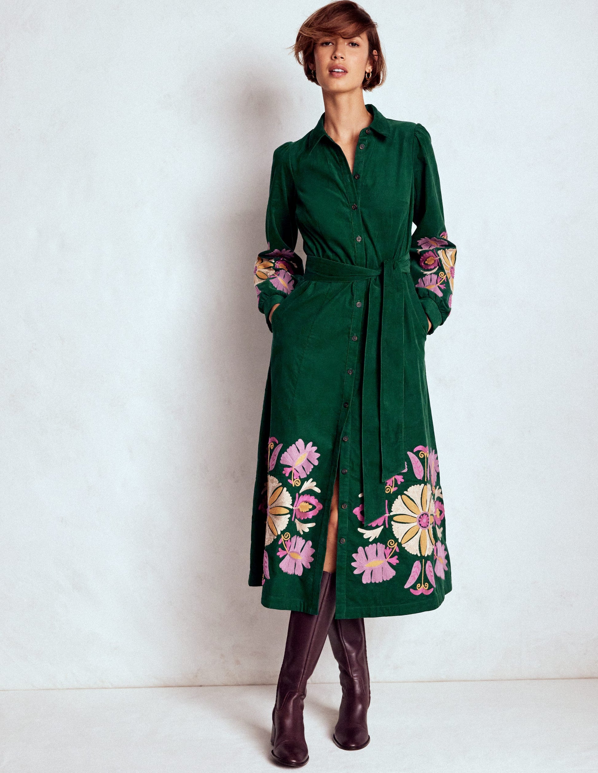 Clara Midikleid aus Cord-Dunkles Smaragdgrün, Stickerei-4