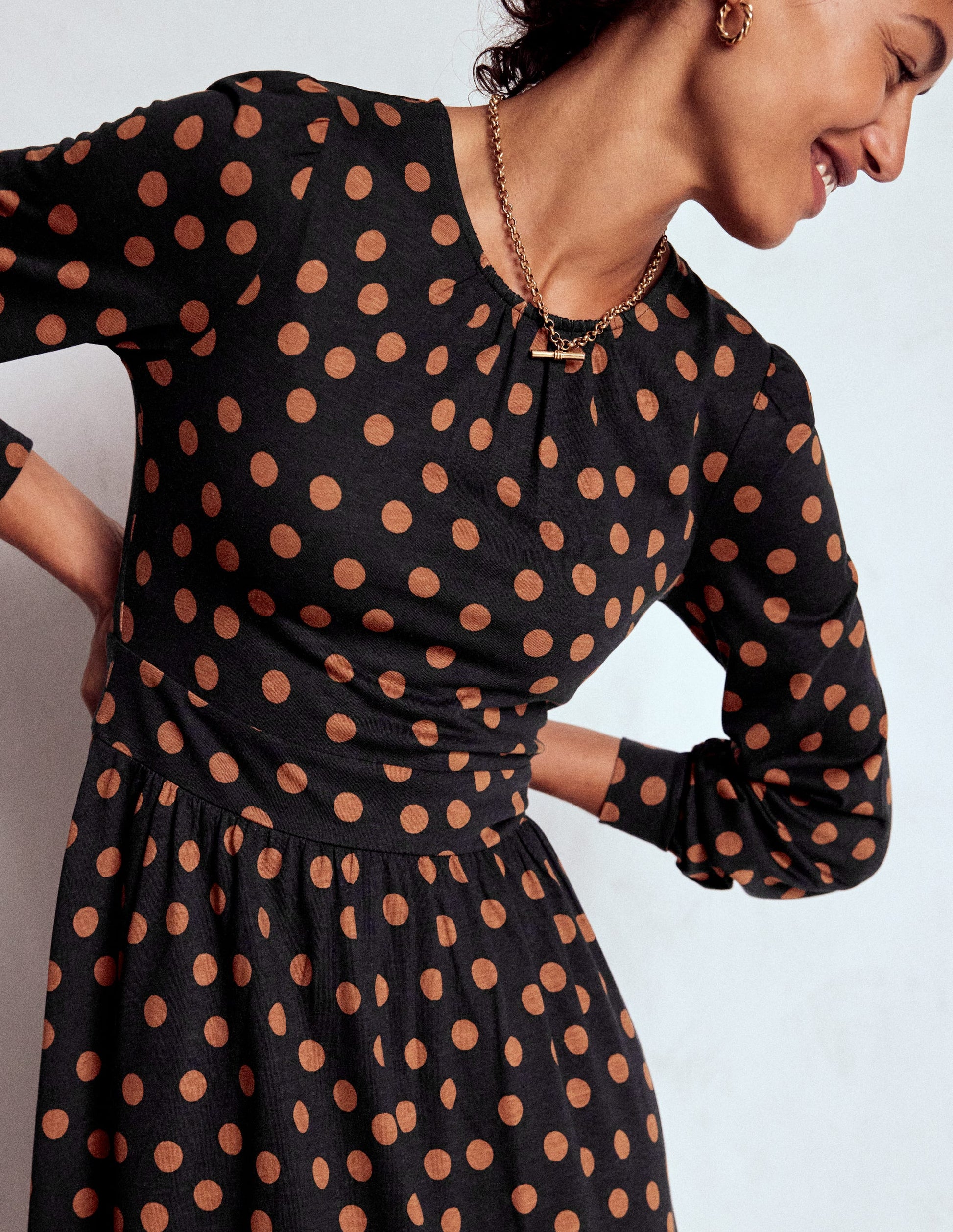 Alexandra Jersey-Midikleid-Schwarz, Tupfen in Schildpattoptik-3