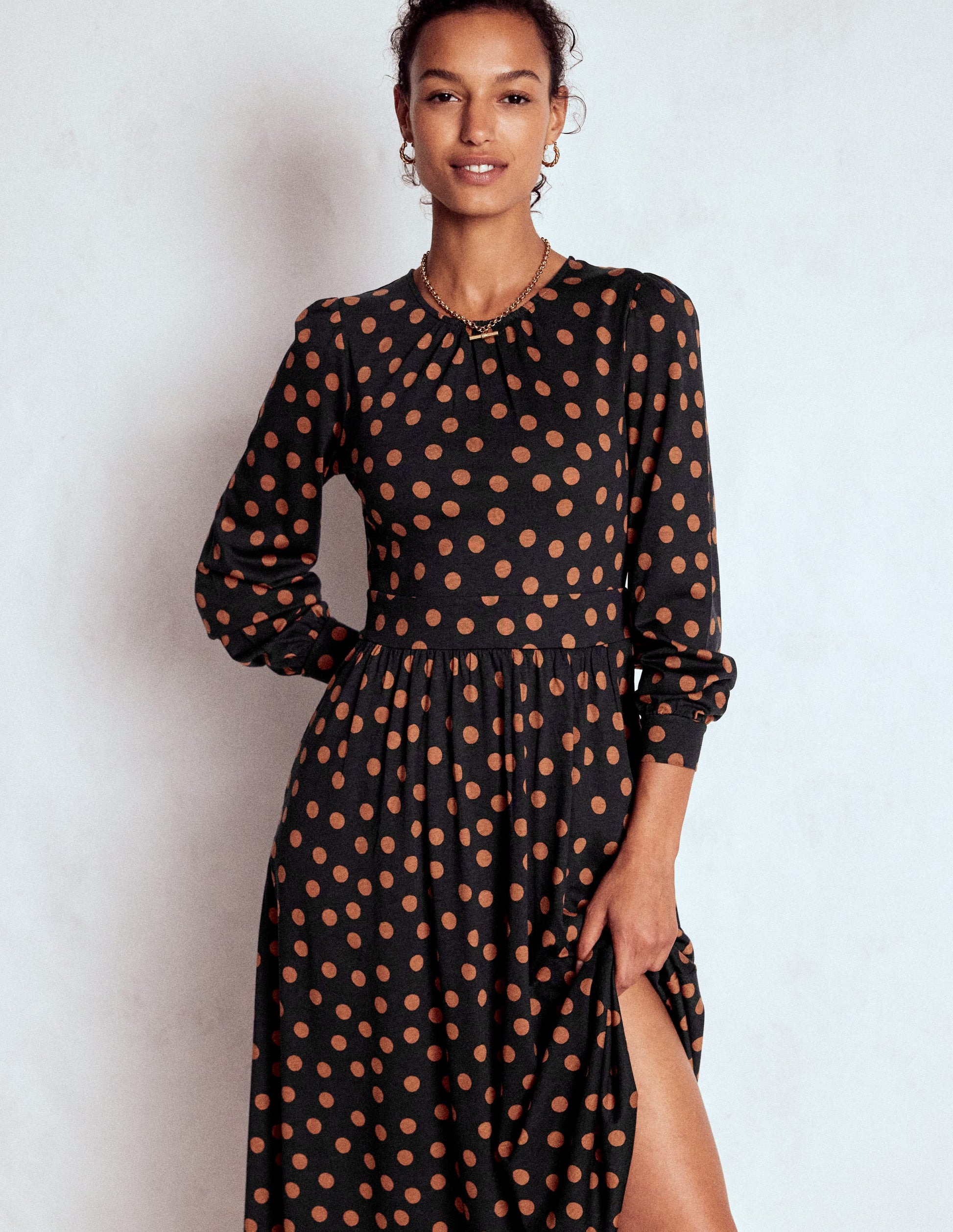 Alexandra Jersey-Midikleid-Schwarz, Tupfen in Schildpattoptik-5