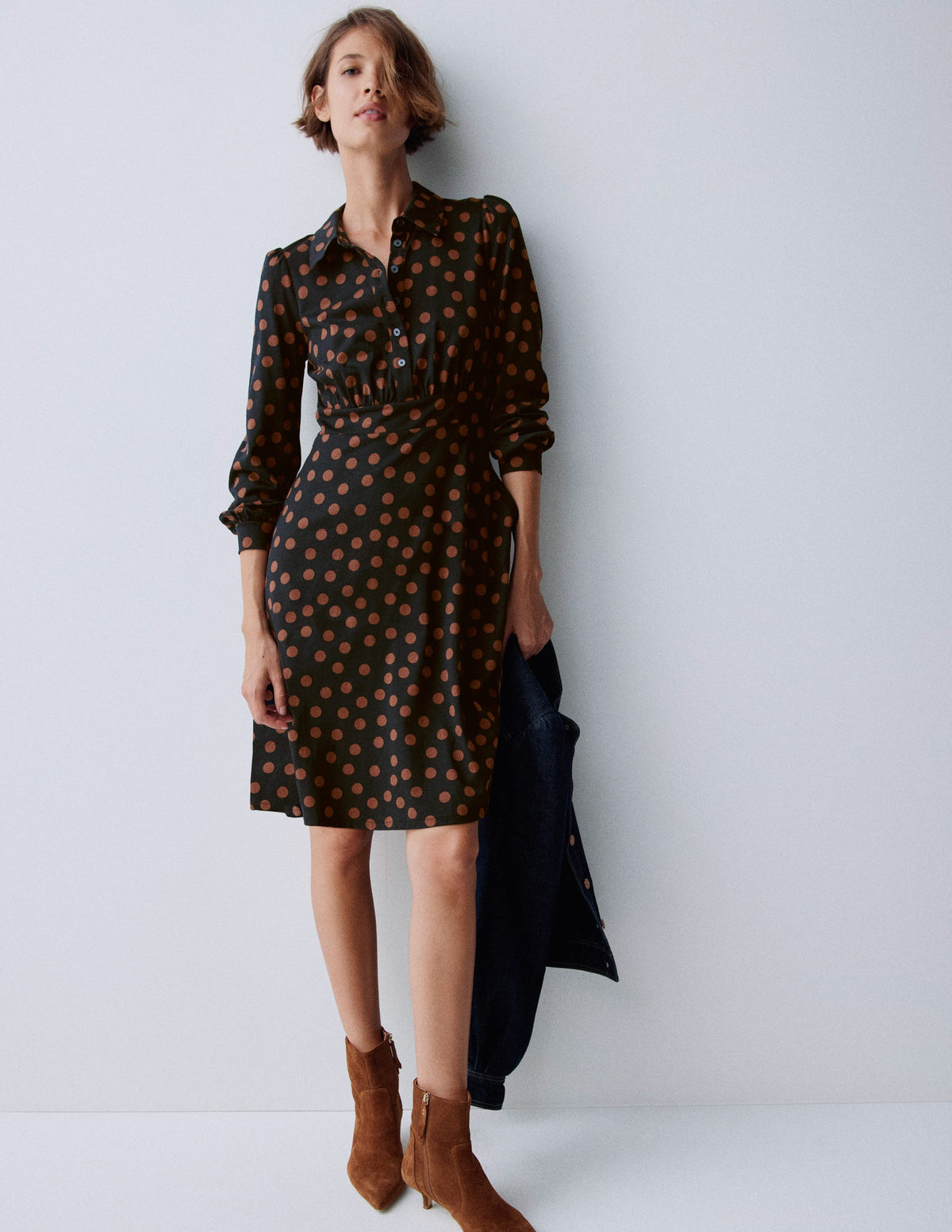 Orla Kurzes Jersey-Hemdblusenkleid-Rotbraun, Gemalte Tupfen - Image 6