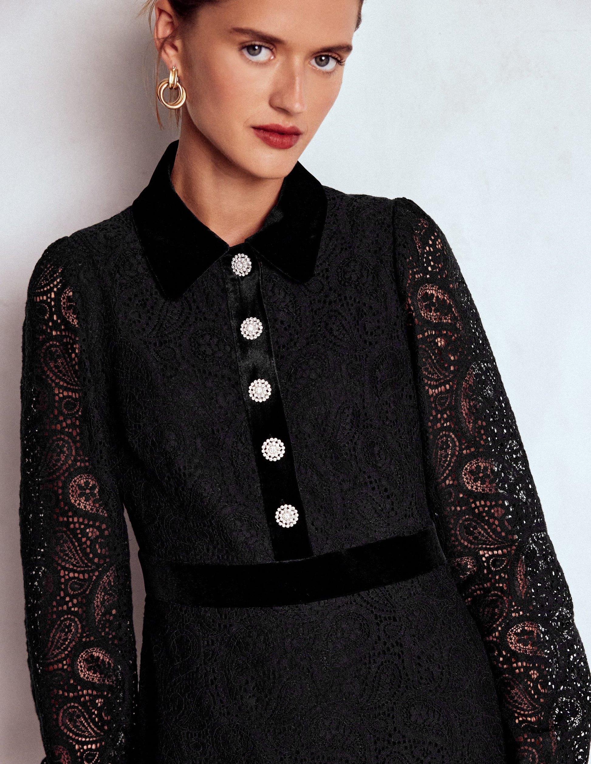 Spitzenkleid mit Knöpfen und Kragen-Schwarz-2