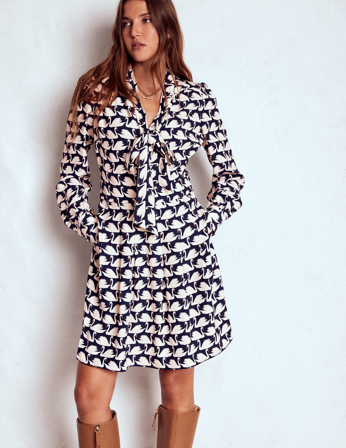 Kurzes Kleid mit Bindeschleife am Ausschnitt-Französisches Marineblau, Geo Schwan - Image 5