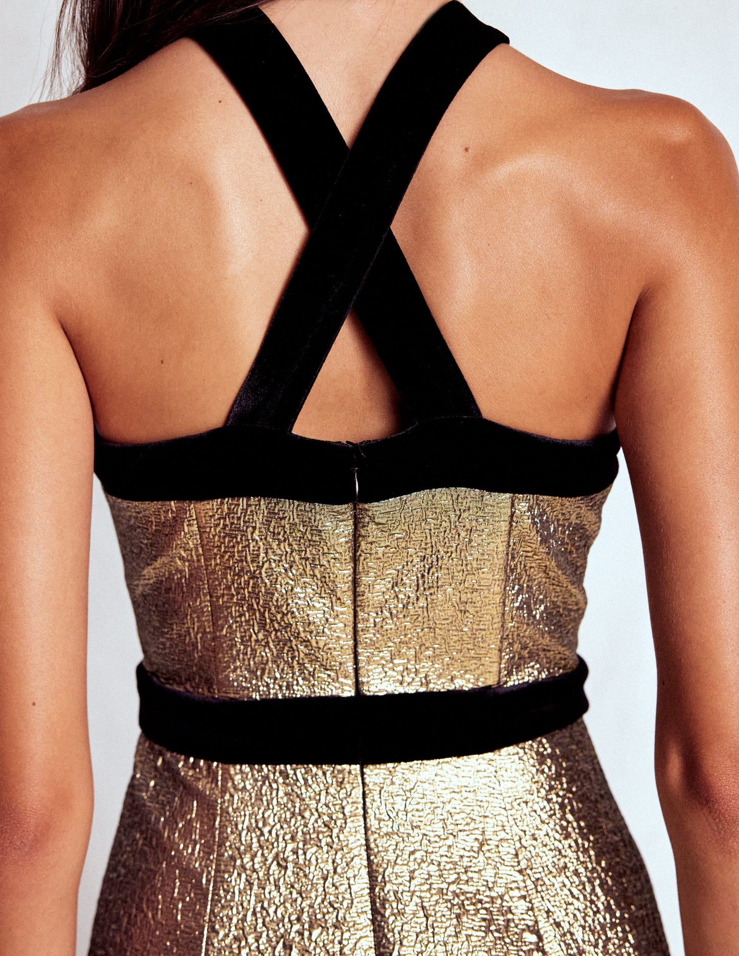 Ausgestelltes, goldenes Neckholder-Kleid-Gold