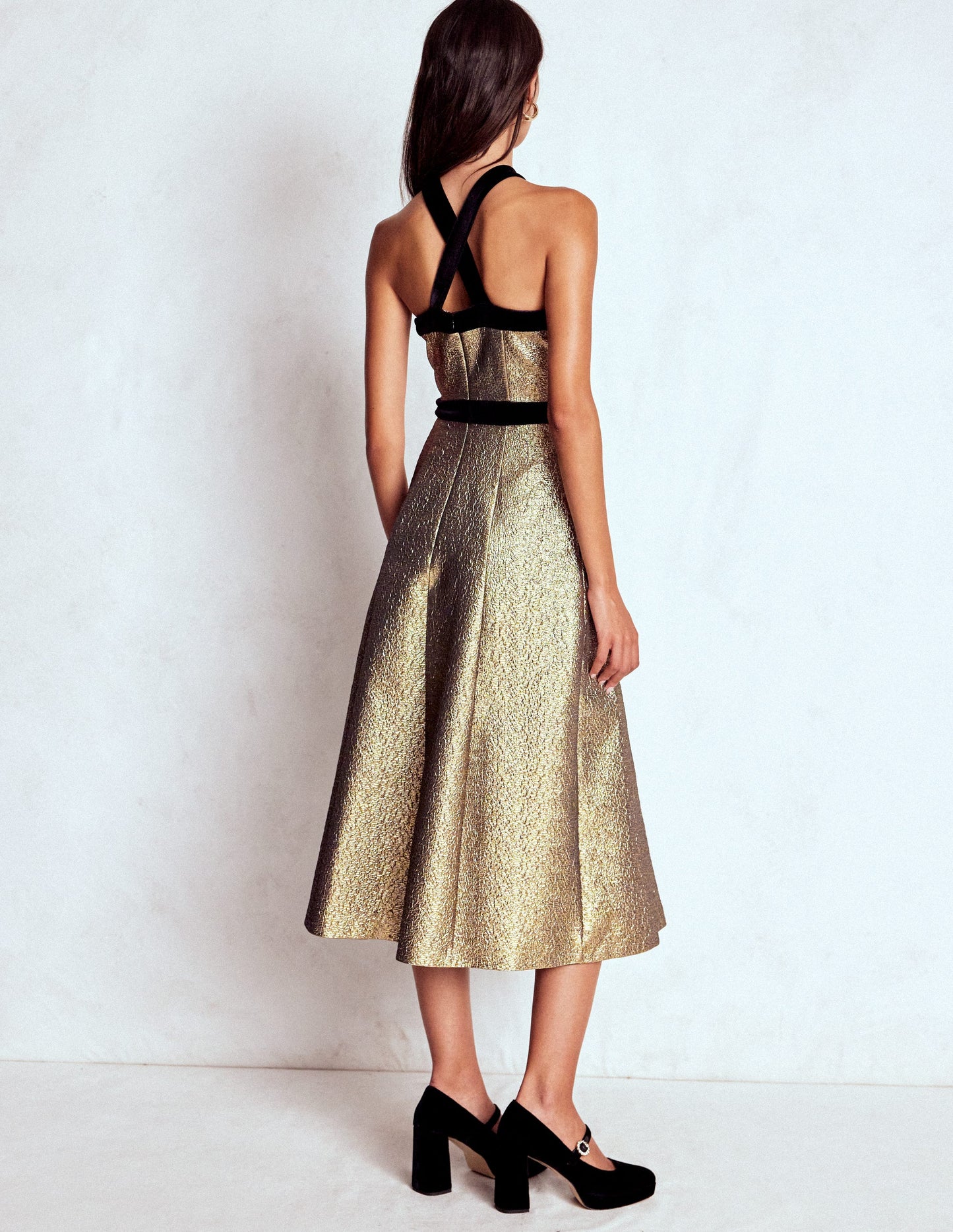 Ausgestelltes, goldenes Neckholder-Kleid-Gold