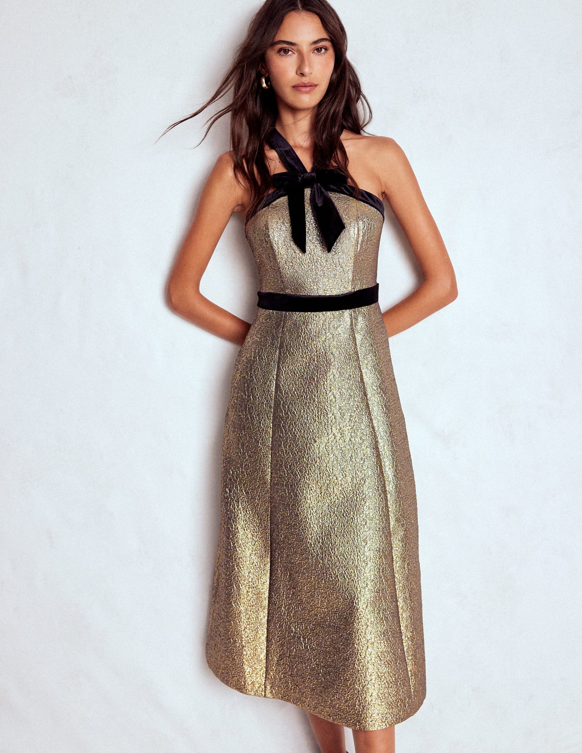 Ausgestelltes, goldenes Neckholder-Kleid-Gold-5