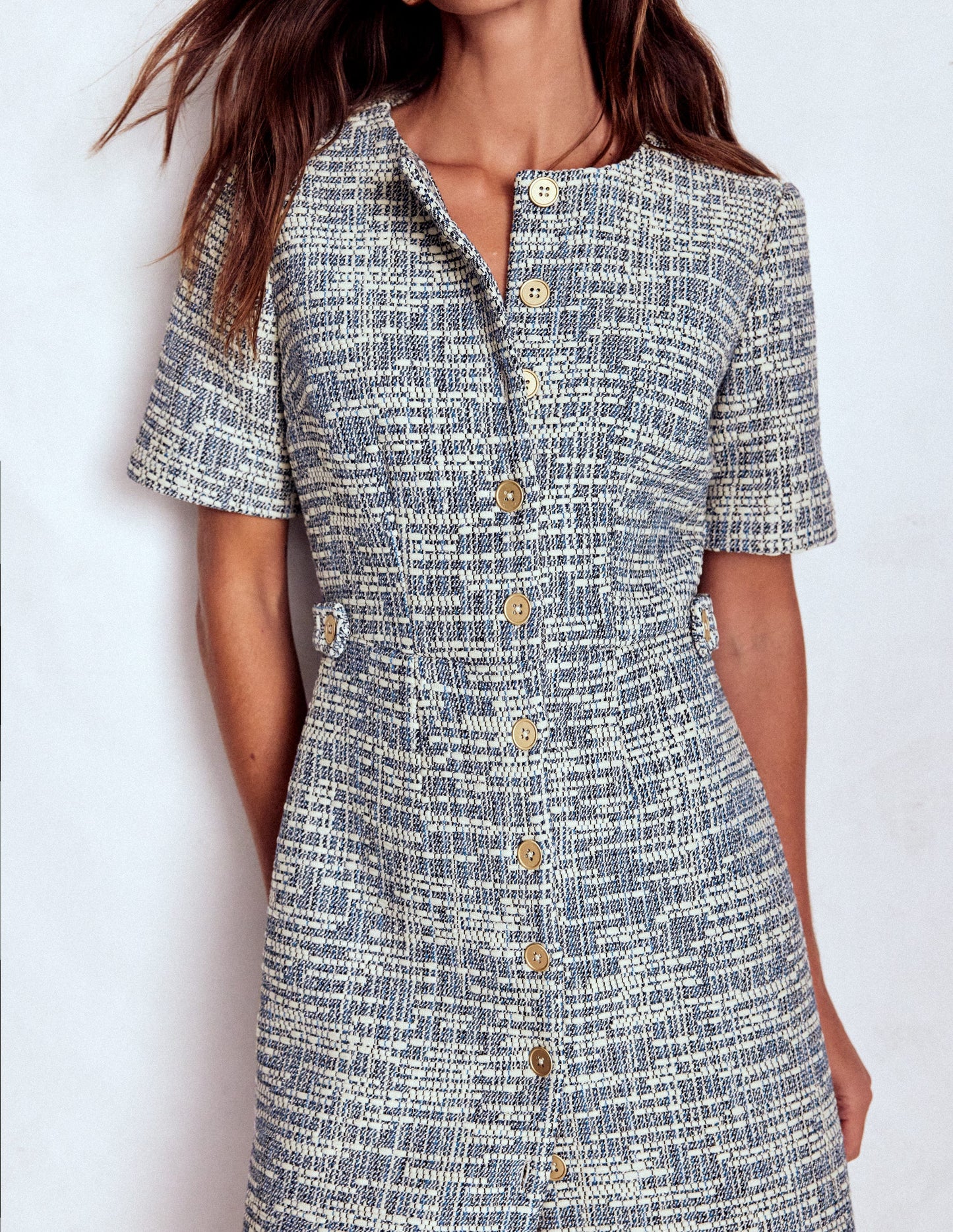 Kurzes, texturiertes Kleid mit Lasche-Blau und Weiß Texturiert