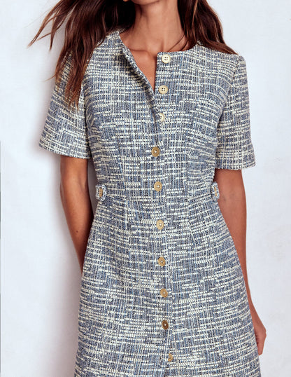 Kurzes, texturiertes Kleid mit Lasche-Blau und Weiß Texturiert-3