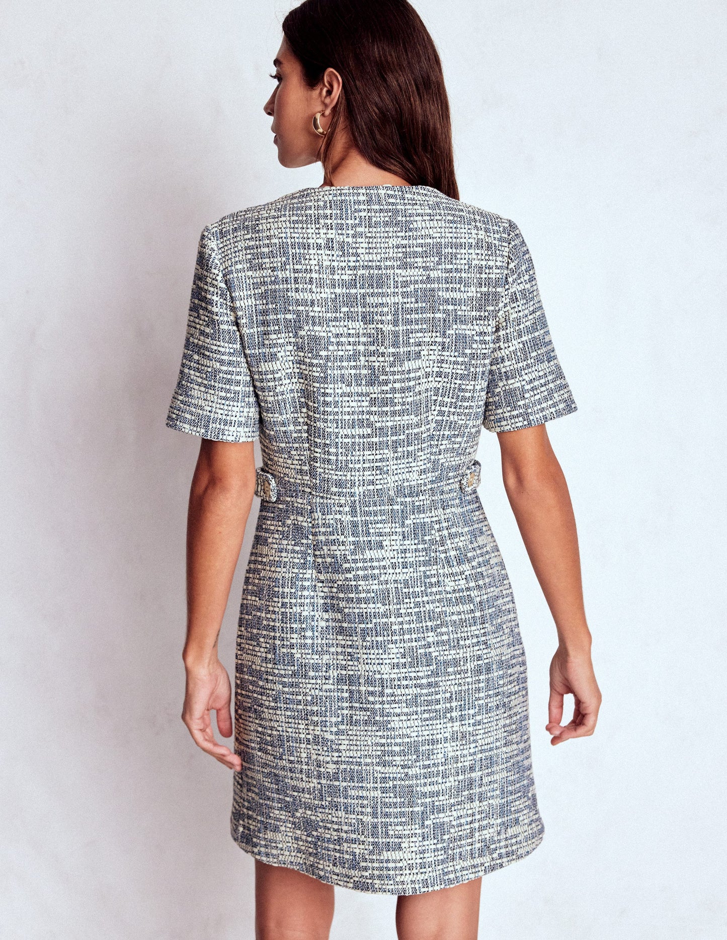 Kurzes, texturiertes Kleid mit Lasche-Blau und Weiß Texturiert