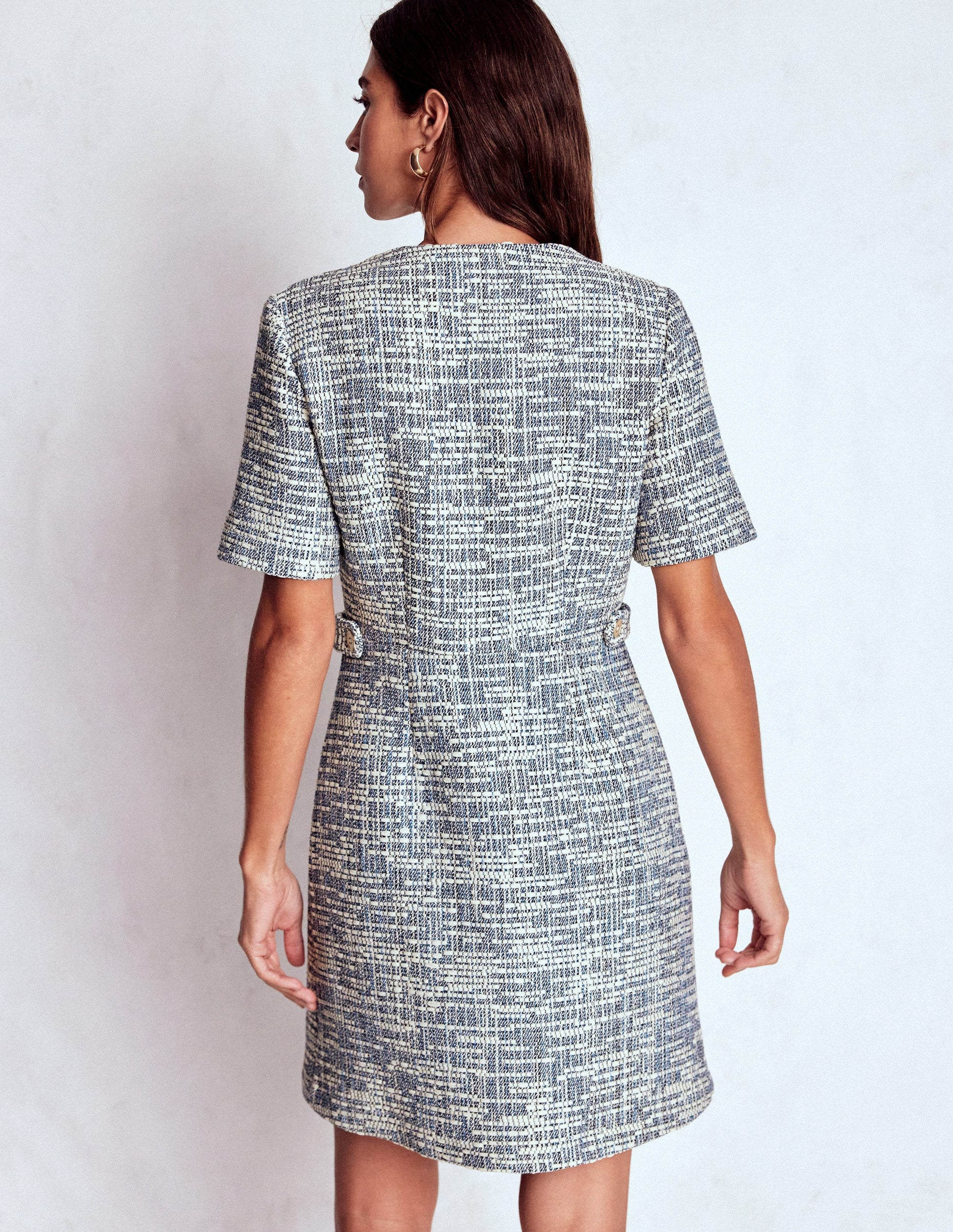 Kurzes, texturiertes Kleid mit Lasche-Blau und Weiß Texturiert-4