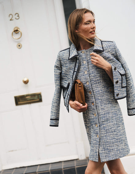 Kurzes, texturiertes Kleid mit Lasche-Blau und Weiß Texturiert