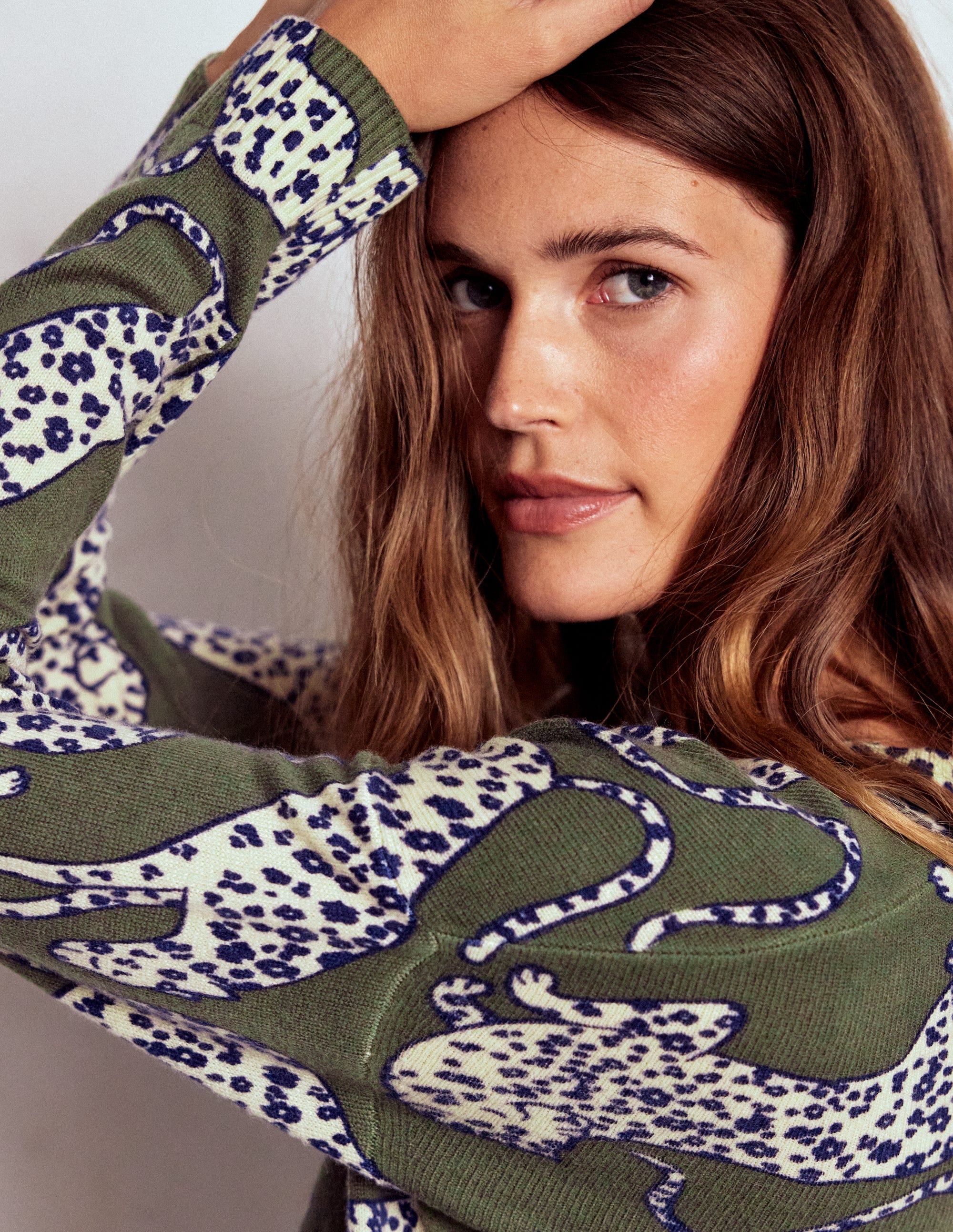 Lydia Kaschmirpullover-Waldgrün, Leopard - Image 5