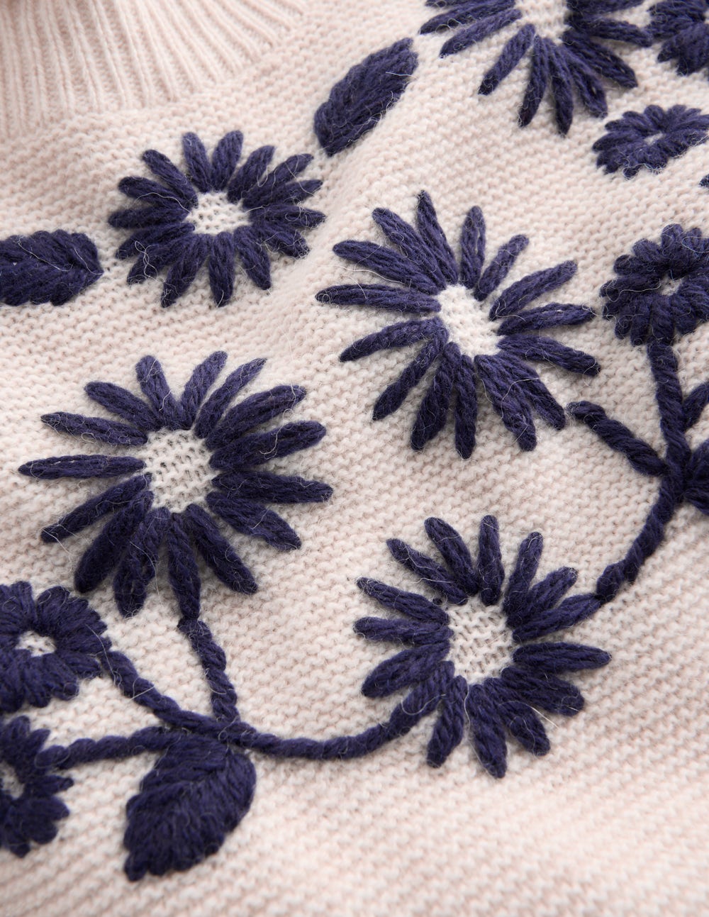 Bestickter Rüschenpullover-Warmes Naturweiß