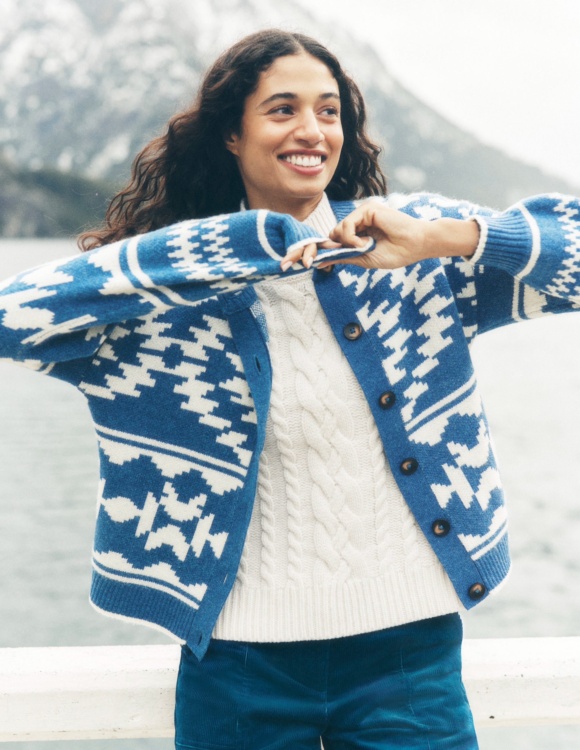 Abi Jacquard-Strickjacke-Denim-Blau Aztekenmuster - Image 6